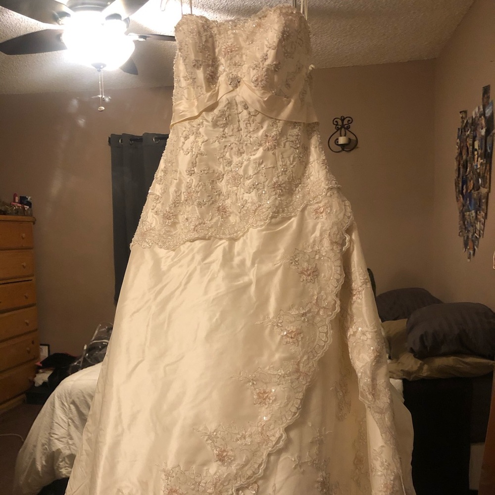 Wedding dress - Picture 2 of 6